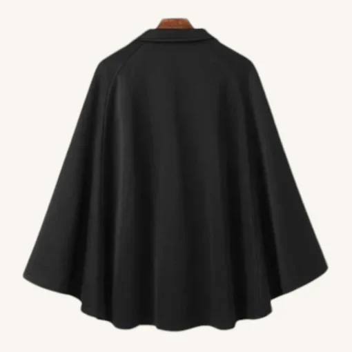 Cape noire élégante au design minimaliste, idéale pour toutes occasions et styles.