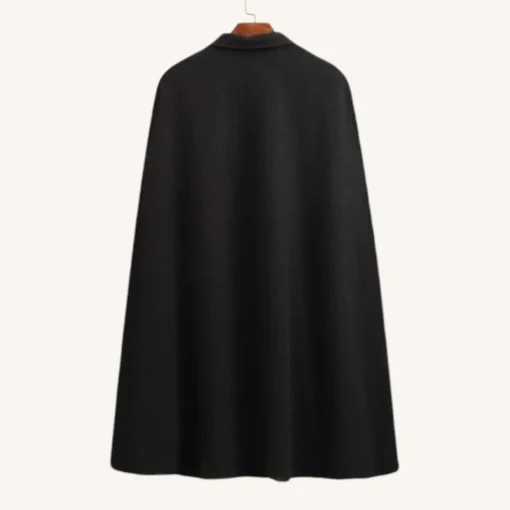 Cape noire élégante en laine, parfaite pour toutes les occasions et styles.