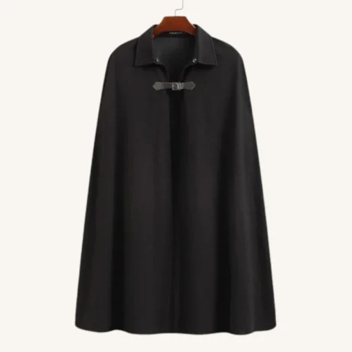 Cape noire élégante avec col, fermeture métal et design minimaliste pour un style polyvalent.