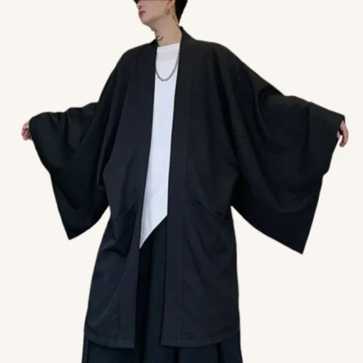 Robe kimono noire moderne surchemise blanche, style minimaliste et élégant.