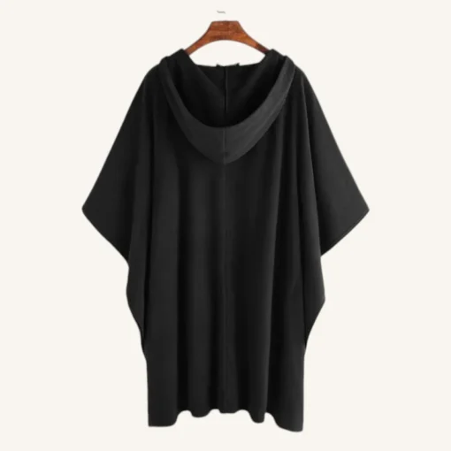 Poncho noir à capuche, design minimaliste, confort élégant pour toutes occasions.