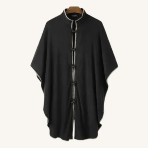 Cape noire élégante avec col haut et détails contrastants, parfaite pour toutes occasions.