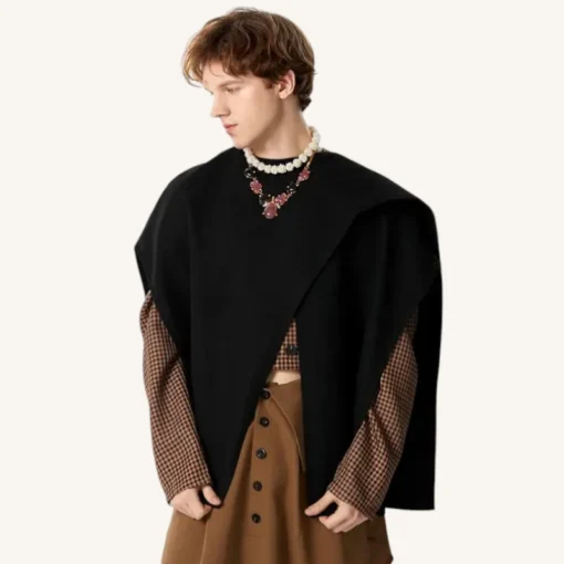 Homme Moderne En Poncho