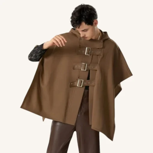 Homme Moderne En Poncho Marron Avec Boucles Metalliques