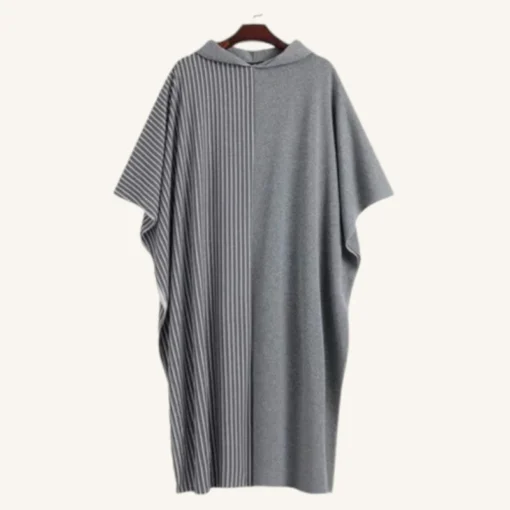 Poncho à capuche gris et rayé, élégant et confortable, parfait pour un style décontracté.