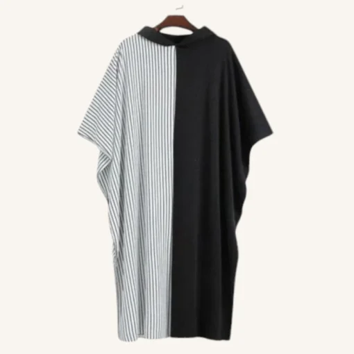 Kaftan oversized bicolore noir et blanc en rayures, élégant et confortable.