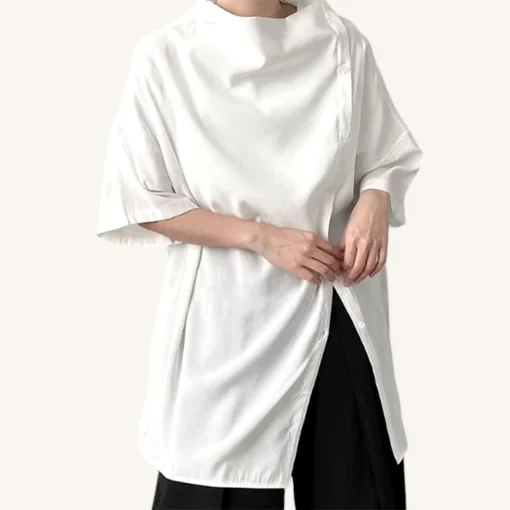 poncho homme long fin noir blanc oversize moderne avec pantalon noir, style décontracté et chic.