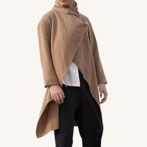 Manteau élégant en terre cuite avec chemise blanche et pantalon noir, tenue contemporaine.