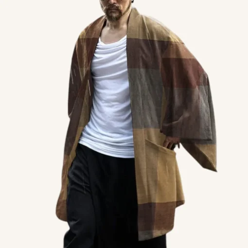 Homme en kimono moderne, style décontracté avec tee-shirt et pantalons amples.