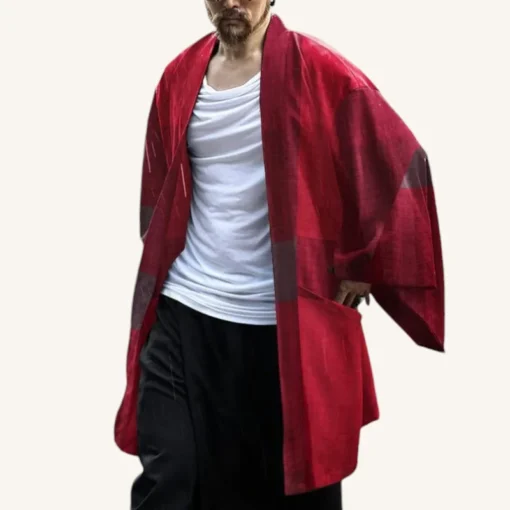 Homme en kimono rouge contemporain avec élégant pantalon noir et t-shirt blanc décontracté.