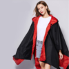 Poncho de Pluie Femme Noir et Rouge